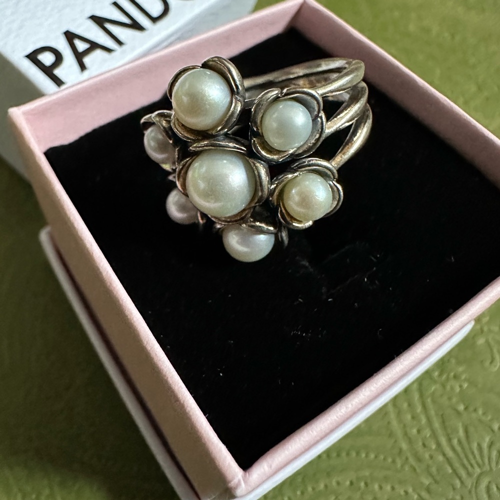 NIB PANDORA Ring New in Box White freshwater pearls
Size: 54/7 - Picture 11 of 13